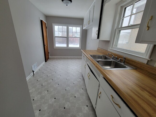 Foto del edificio - Charming Three-Bedroom Home in DeVeaux Nei...