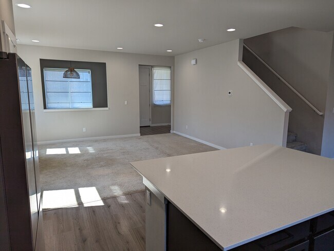 Building Photo - 2030 Water Lily Ct SE