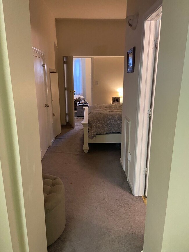 Building Photo - 1 bedroom / 1 full bathroom - $900 per mon...