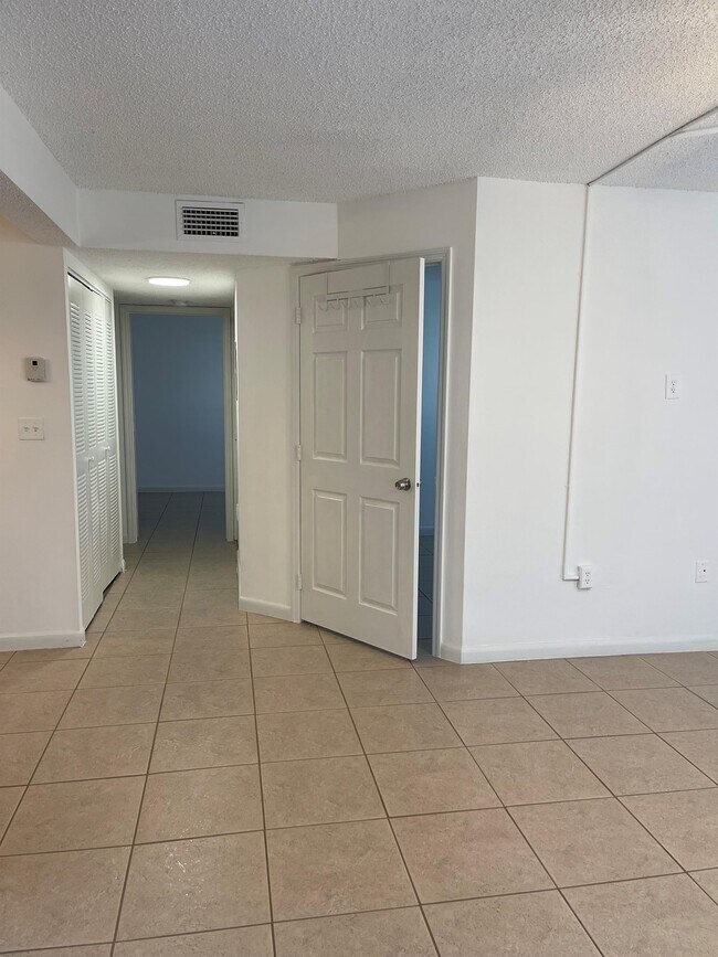 Foto del edificio - 200 Palm Cir W