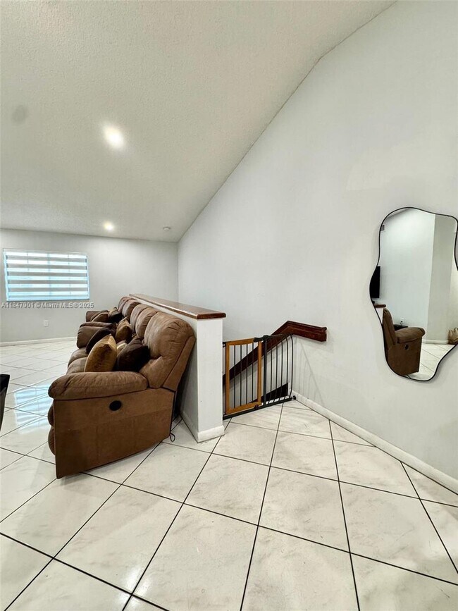 Building Photo - 2527 W 76th St