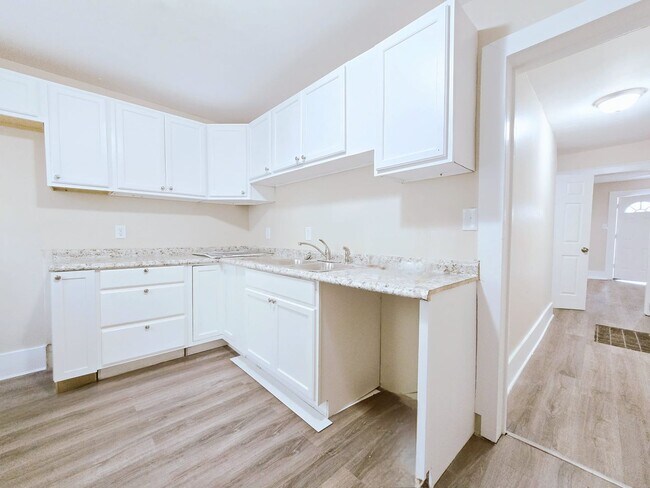 Building Photo - 1920/1922 Marine