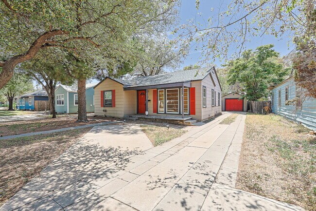 Foto del edificio - Charming 2 Bedroom Home with Character & Convenient Amenities