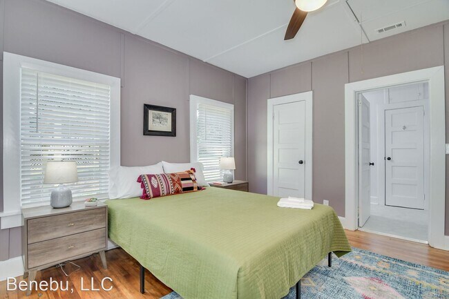 Building Photo - 2 br, 2.5 bath House - 411 W. Woodlawn Avenue
