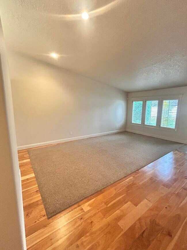 Foto del edificio - Spacious Duplex with 3-Car Garage & Private Patio!