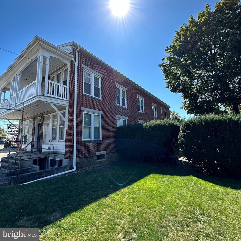 Foto principal - 572 Lincoln Way E