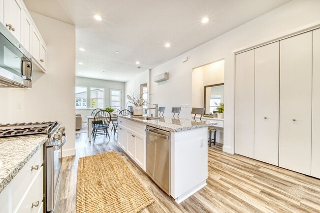 Building Photo - D60