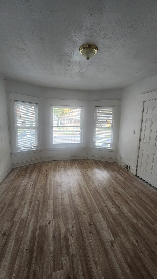 Foto del edificio - 123 Maple Ave