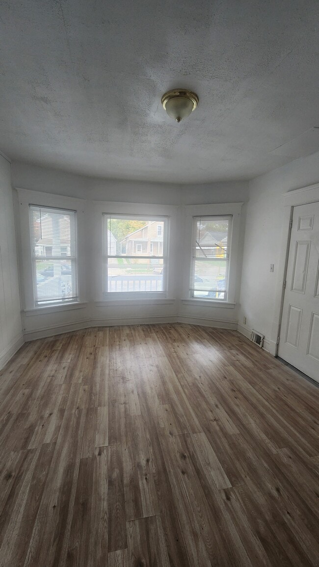 Building Photo - 123 Maple Ave