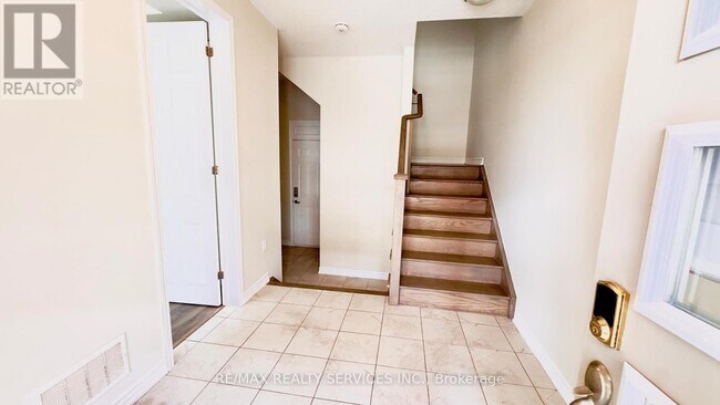 Building Photo - 284-284 Lagerfeld Dr