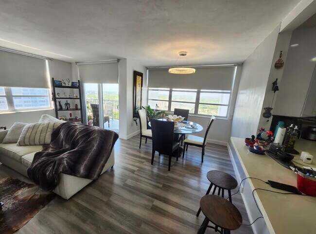 Foto del edificio - 2750 NE 183rd St