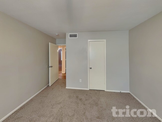 Building Photo - 1555 Willowbrook St