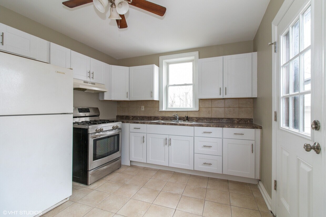 Primary Photo - 21116 Maple St