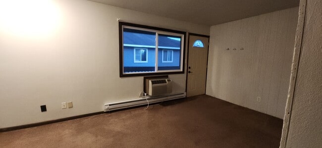 Building Photo - 625 9th St N