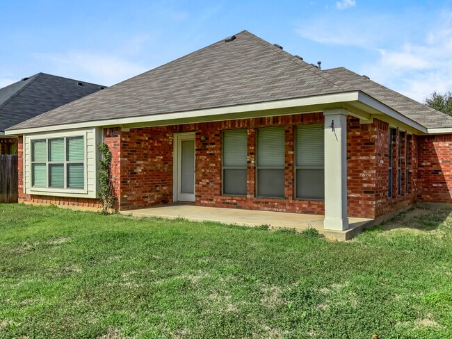 Foto del edificio - Spacious 3-Bedroom, 2-Bath Home with Flex ...