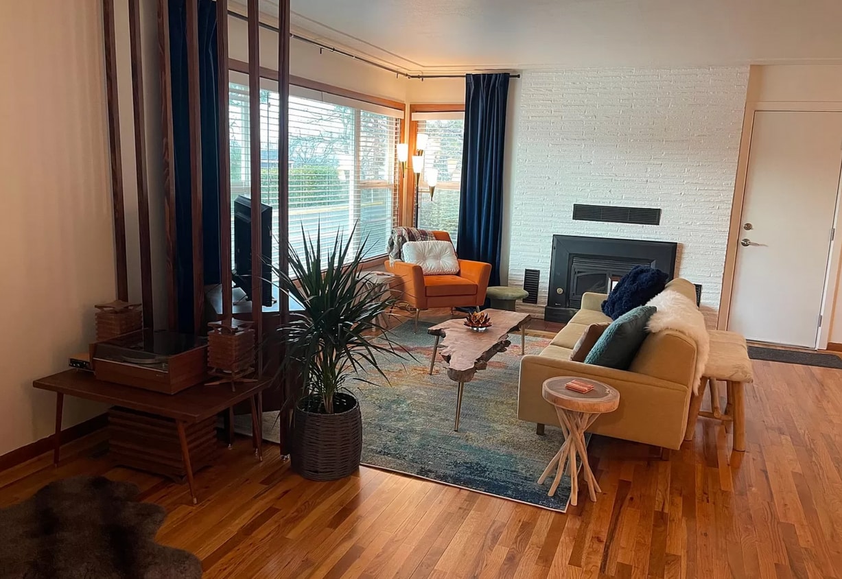 Primary Photo - 2 Bedroom 1 Bath - Fully Furnished Home