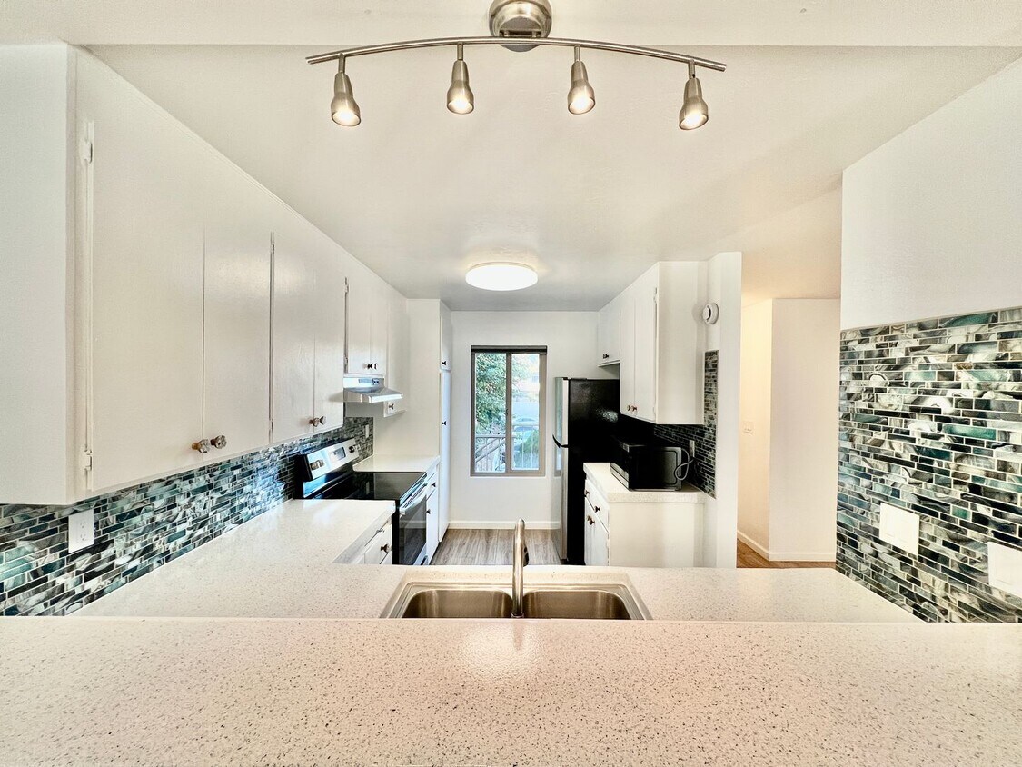 Foto principal - Stunning 3B/2BA Condo w/ private balcony a...