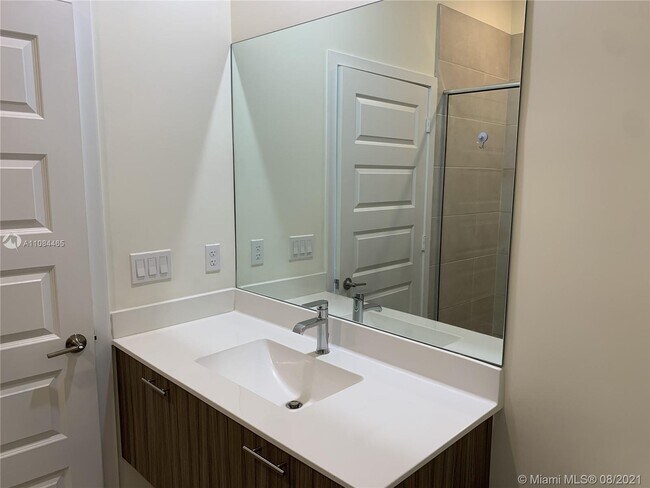 Foto del edificio - 8151 NW 104th Ave