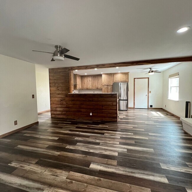 Building Photo - Move In Ready!