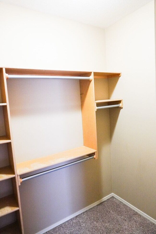 Foto del edificio - 3-Bed Duplex w Garage, NEW Carpet + Fenced Yard SPECIAL: $600 OFF February RENT!