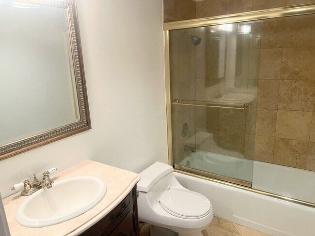 Segundo baño - 10660 Wilshire Blvd