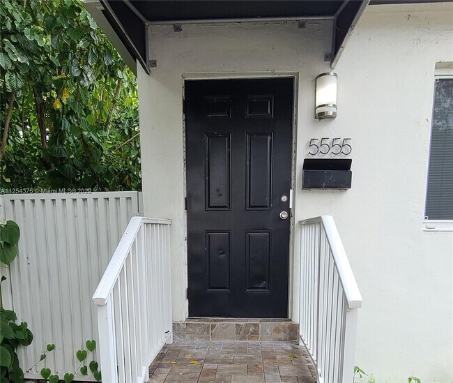 Building Photo - 5555 NE Miami Pl