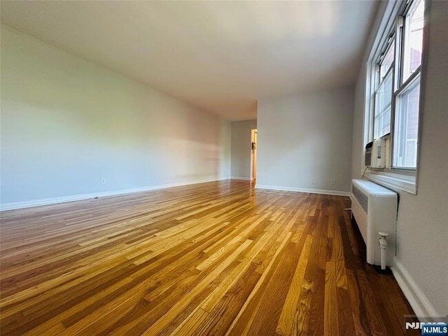Foto del edificio - 2330 Linwood Ave