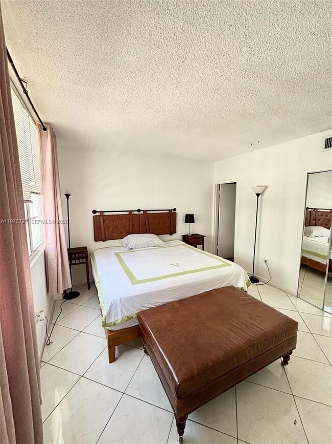 Foto del edificio - 905 Brickell Bay Dr