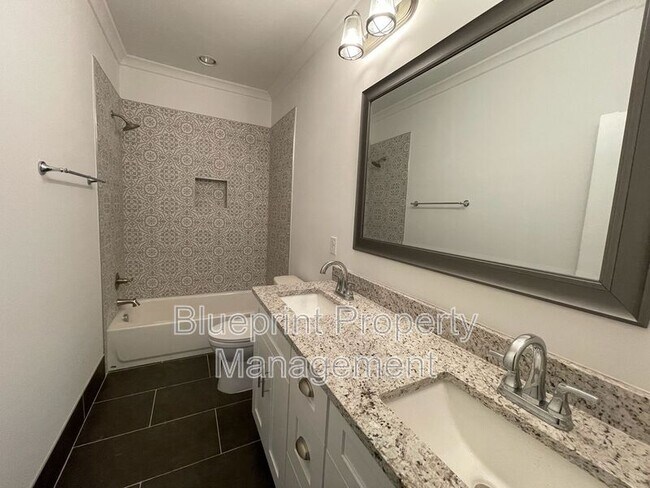 Building Photo - 521 59th Pl S