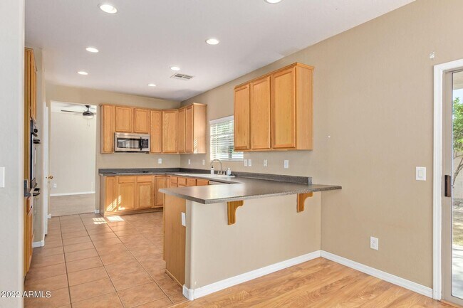 Building Photo - Beautiful 5 bedroom, 3 bathroom home in Surprise AZ