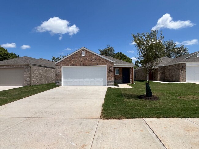 Building Photo - *Pre-leasing* NEWER Three Bedroom | Two Ba...