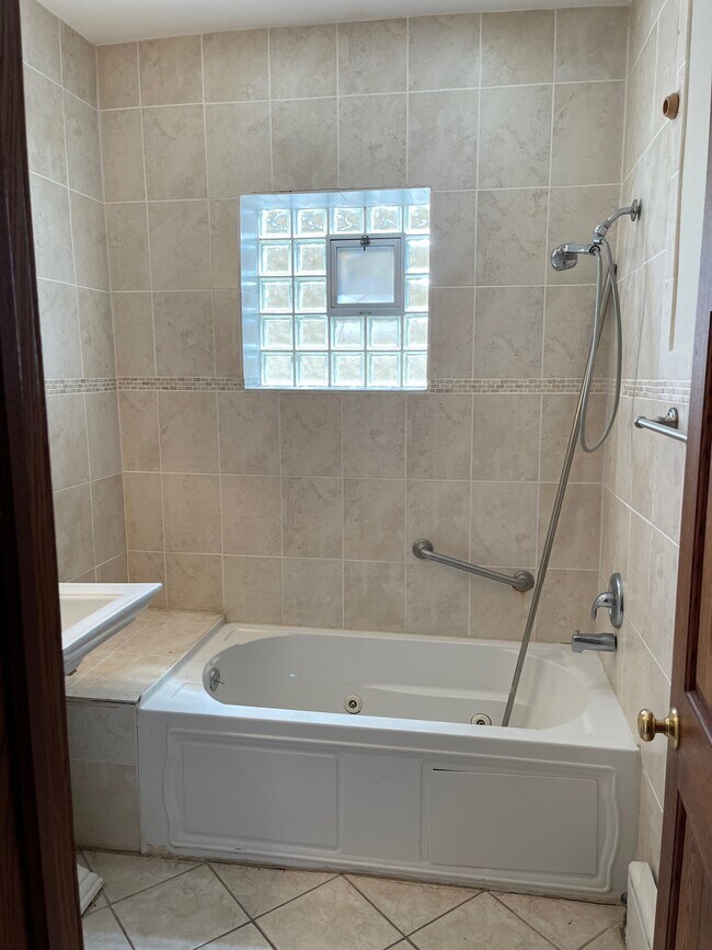 bathroom - 4045 N Leamington Ave