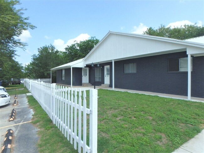 Building Photo - 13573 U.S. Hwy 87 W