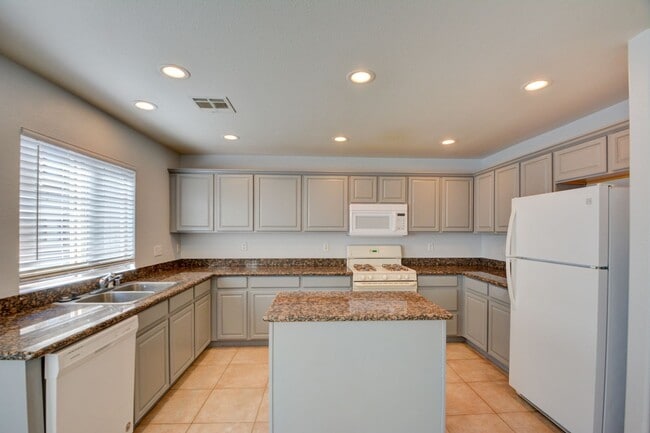 Building Photo - Gorgeous 3 bedroom 2.5 bathroom Townhome c...