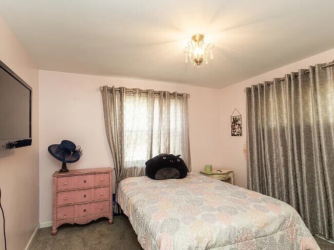 Foto del edificio - 122 Maple Ave