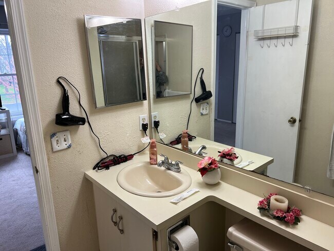 Foto del edificio - 391 Danbury Ln