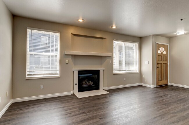 Foto del edificio - 2 Bed 1 Bath Condo with an Office!