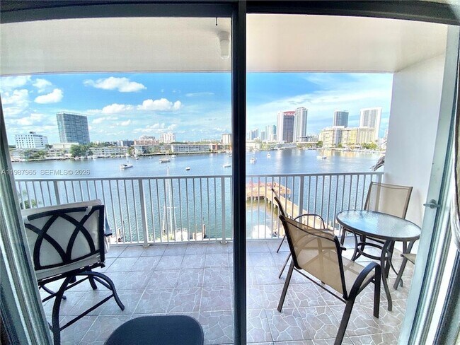 Foto del edificio - 400 Golden Isles Dr