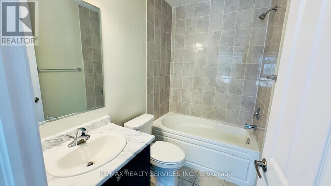 Building Photo - 284-284 Lagerfeld Dr