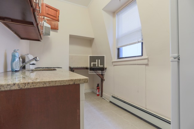 Building Photo - 2 Bedroom Apartment All Utilities Included