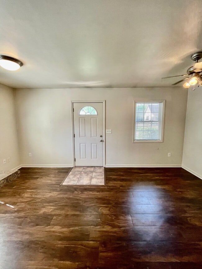 Building Photo - 1 Bedroom 1 Bath Duplex Cute and charming area in the heart of Huntersville... perfect for single...
