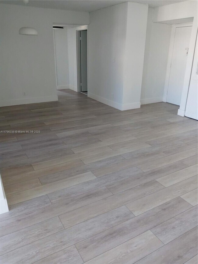 Foto del edificio - 17021 N Bay Rd