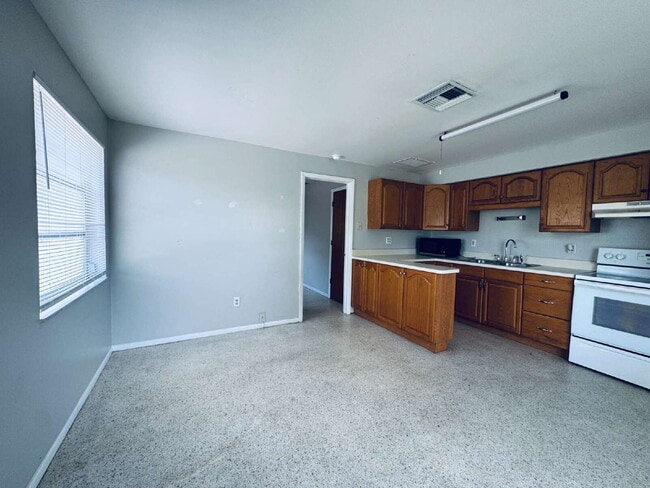 Building Photo - Charming 1BR Duplex: Cozy Living with Priv...