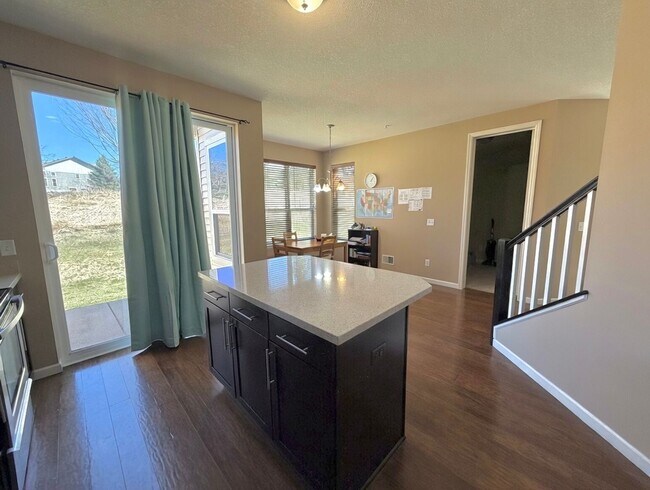 Foto del edificio - Rare 4 Bedroom End Unit Townhome in The Beautiful Stonemill Farms of Woodbury