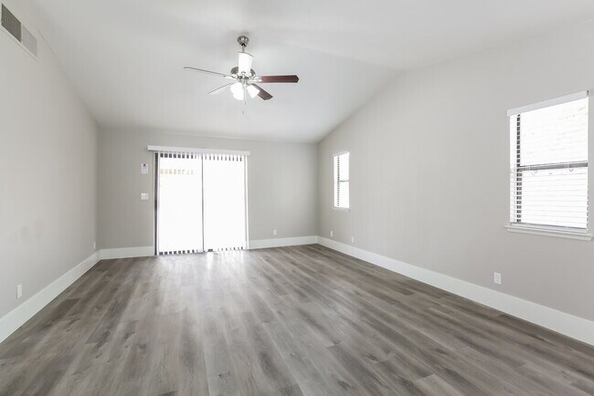 Building Photo - 5921 Tippin Dr