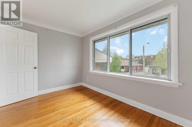 Building Photo - 3 - 1086 APOLYDOR AVENUE