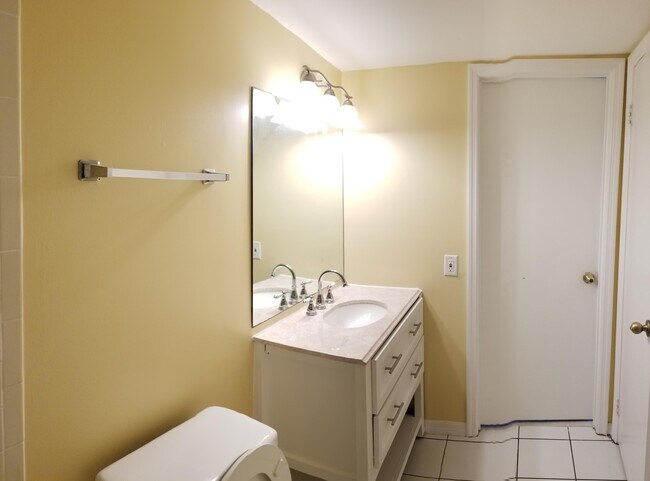 Building Photo - 1458 N Lawnwood Cir