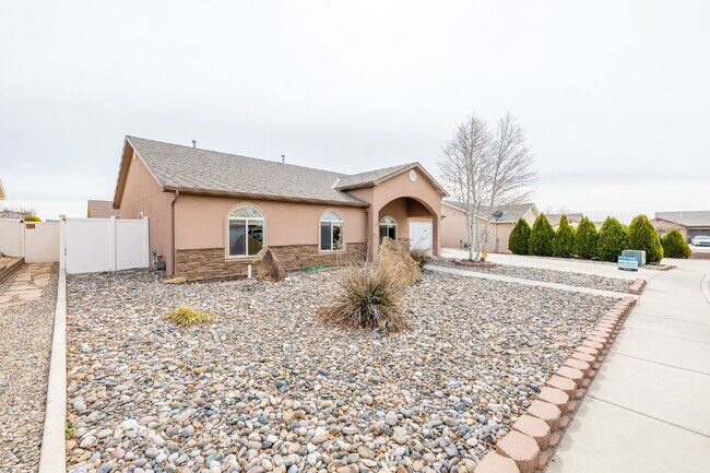 Building Photo - Beautiful 3-Bedroom Home with Modern Ameni...