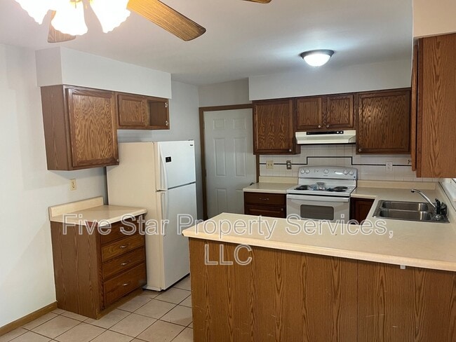 Building Photo - 402 N Iris Dr