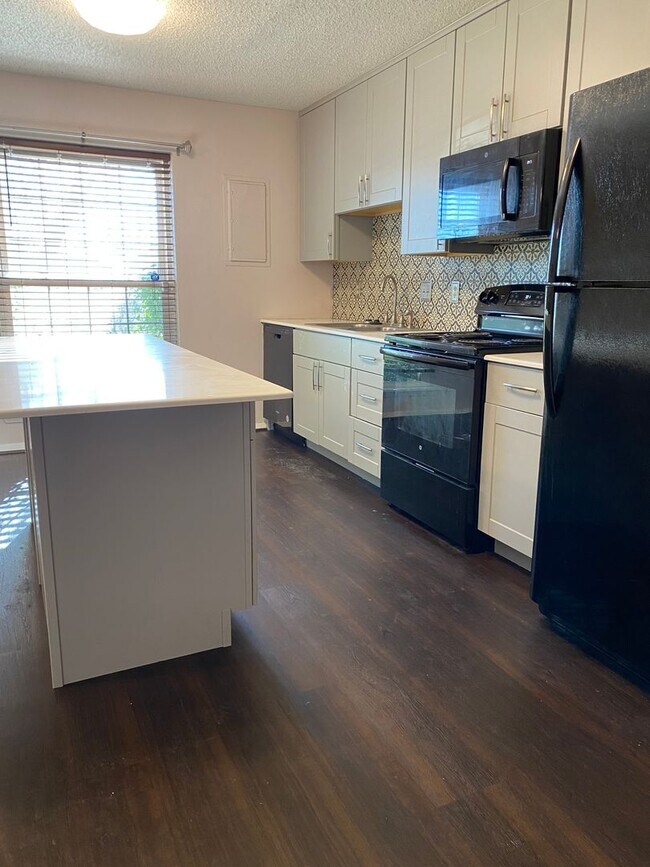 Foto del edificio - SPACIOUS 3 bedroom 2 bath Townhome!